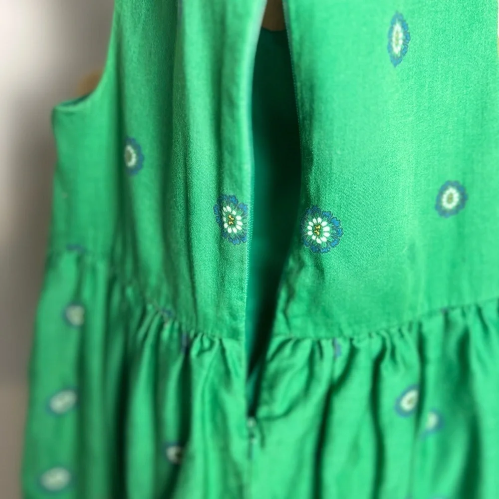 Gap girls green dress with lining, pockets and zip up back with button closure